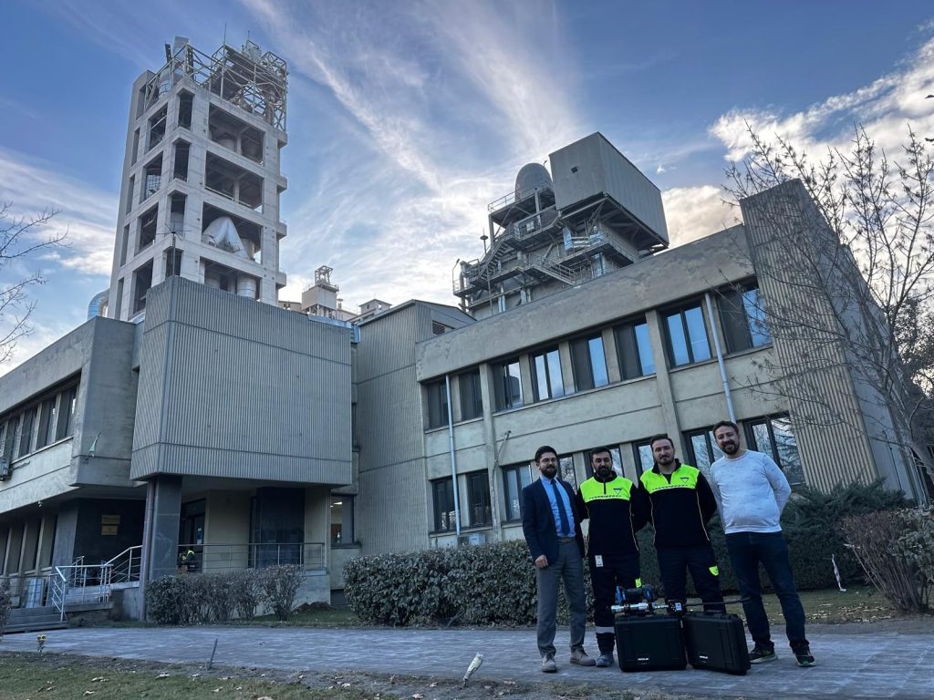 Baştaş Çimento fabrikası önünde IMPEKTRA ve teknik ekip.
