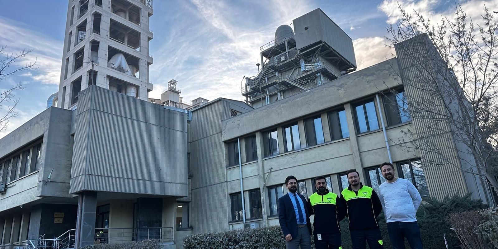 Baştaş Çimento fabrikası önünde IMPEKTRA ve teknik ekip.