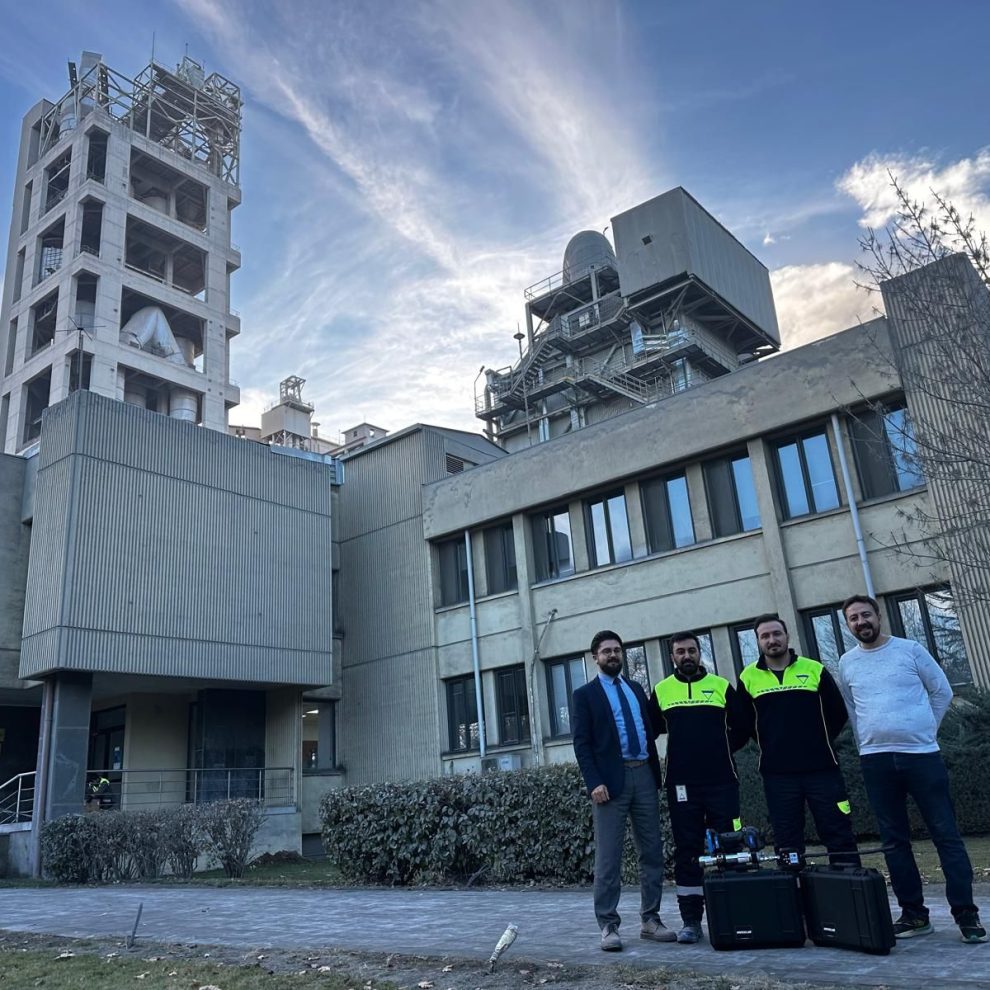 Baştaş Çimento fabrikası önünde IMPEKTRA ve teknik ekip.