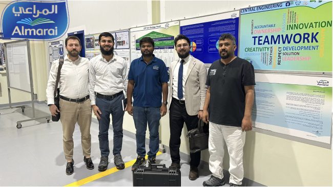 Almarai ve IMPEKLub Stratejik Görüşmesi – Suudi Arabistan IMPEKTRA ekibi ve Almarai üretim yetkililerinin Suudi Arabistan tesislerindeki IMPEKLub Akıllı Yağlama Sistemi tanıtım toplantısından bir kare
